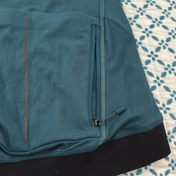NEW Lululemonn cycling jersey never used - Picture 6 of 7